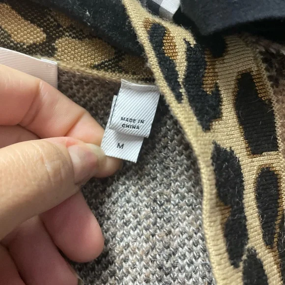 ❤️TRADED❤️ Burberry check V neck leopard trim sweater medium unisex - Picture 4 of 10
